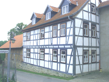 Stra&szlig;enansicht des G&auml;stehauses